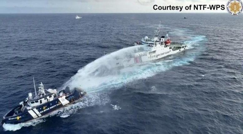 Kapal Filipina 'Sengaja Tabrak' Kapal China di Laut China Selatan